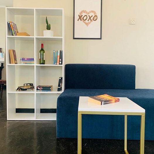 Leo Book Rack - Vertical