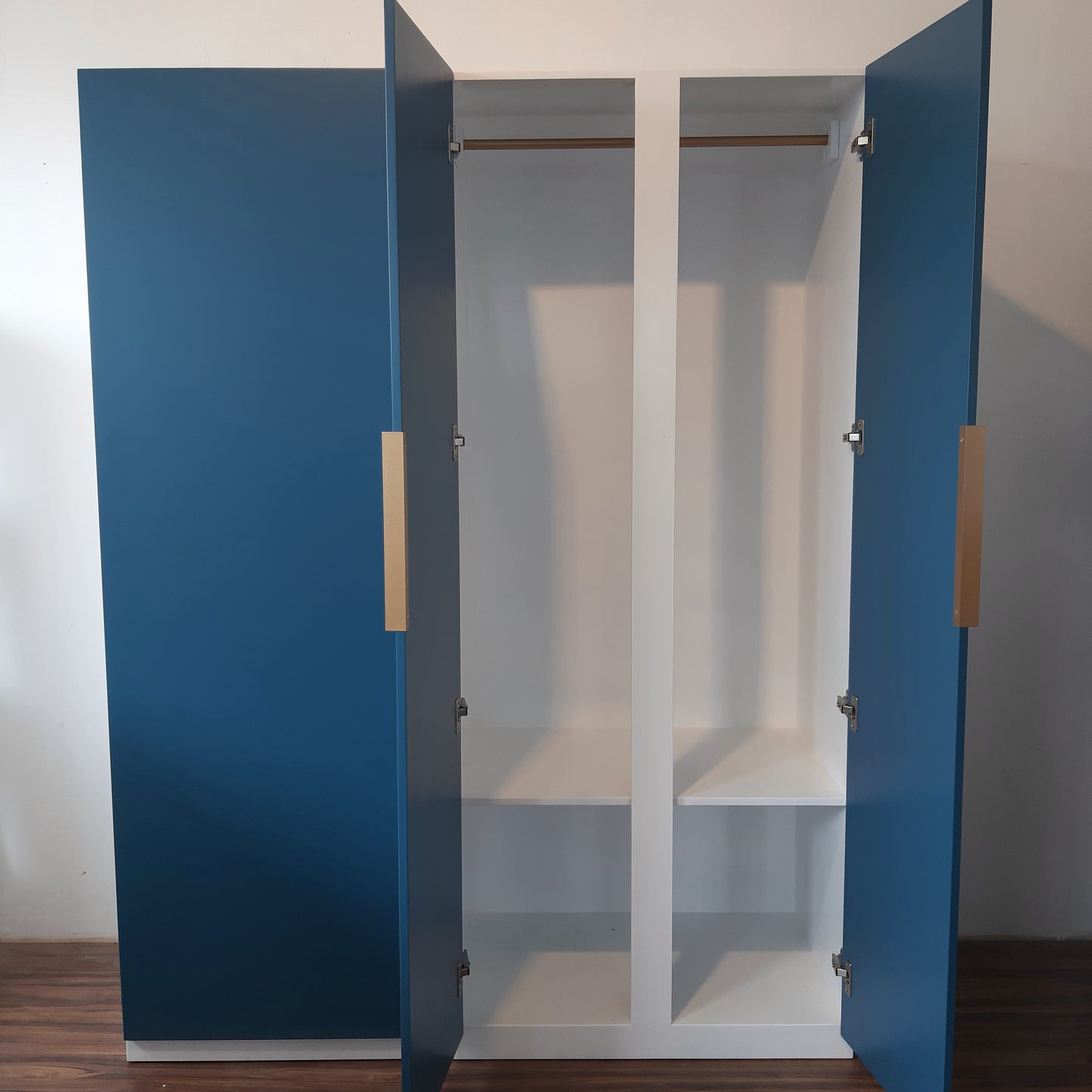 Vesta Wardrobe - Max